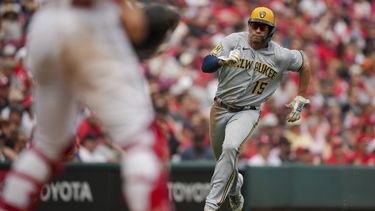 Tyrone Taylor de los Cerveceros de Milwaukee recorre las bases tras el sencillo del venezolano Andruw Monasterio en la octava entrada ante los Rojos de Cincinnati el domingo 16 de julio del 2023. (AP Foto/Aaron Doster)