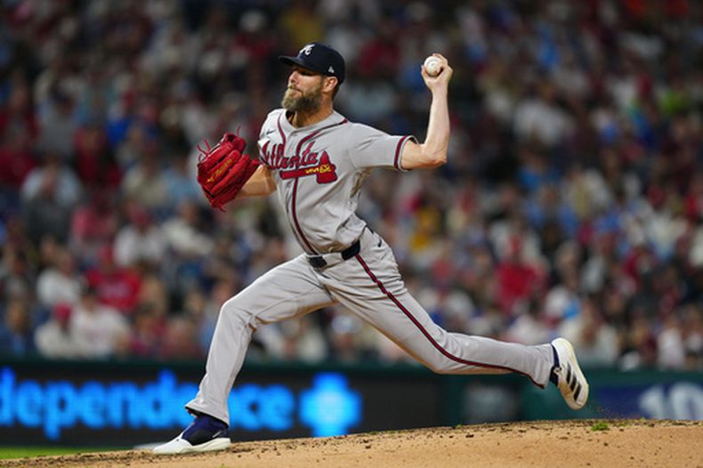 El pitcher de los Bravos de Atlanta Chris Sale lanza en la tercera entrada ante los Filis de Filadelfia el sábado 18 de abril del 2026. (AP Foto/Derik Hamilton)