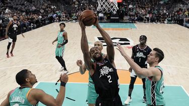 Leonard logra 36 puntos; Clippers se imponen a Spurs