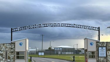 La entrada de la Prisión Estatal de Florida en Starke, Florida, el 3 de agosto del 2023. (AP foto/Curt Anderson)