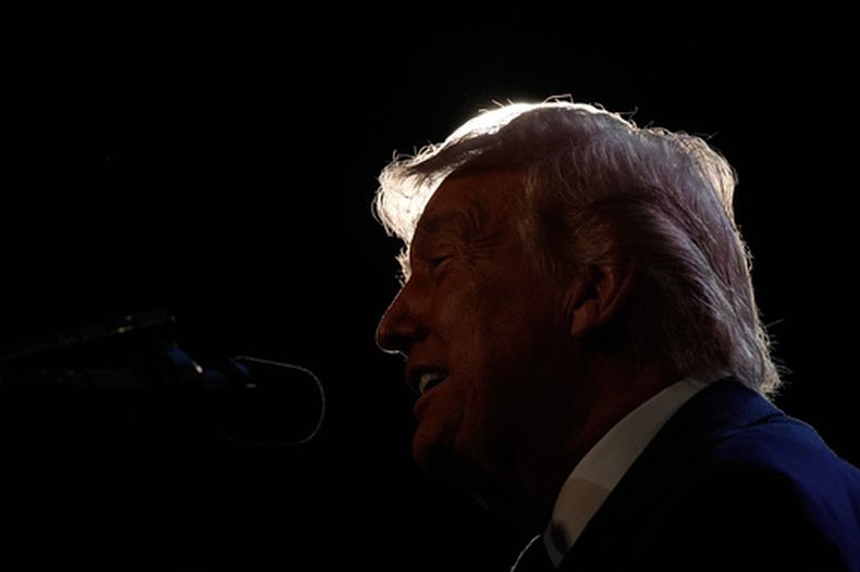 El presidente estadounidense Donald Trump habla en la Conferencia de Asuntos de Miembros Republicanos, el lunes 9 de marzo de 2026, en Trump National Doral Miami en Doral, Florida. (AP Foto/Mark Schiefelbein)