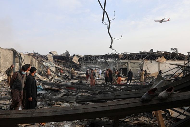 Residentes y voluntarios inspeccionan el lugar de un ataque aéreo en un hospital de rehabilitación de drogodependencia en Kabul, Afganistán, el martes 17 de marzo de 2026. (AP Foto/Siddiqullah Alizai)