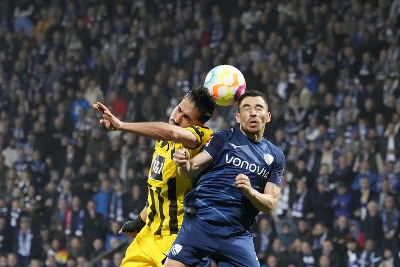Emre Can del Borussia Dortmund y Danilo Soares del Bochum pelean por el balón en el encuentro de la Bundesliga el viernes 28 de abril del 2023. (AP Foto/Martin Meissner)