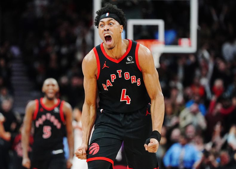 Scottie Barnes (4), de los Raptors de Toronto, celebra durante la segunda mitad del partido de baloncesto de la NBA frente a los Suns de Phoenix el viernes 13 de marzo de 2026, en Toronto. (Frank Gunn/The Canadian Press via AP)