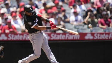 Eloy Jimenez de los Medias Blancas de Chicago pega un sencillo en la tercera entrada del juego ante los Angelinos de Los Ángeles el jueves 29 de junio del 2023. (AP Foto/Ashley Landis)