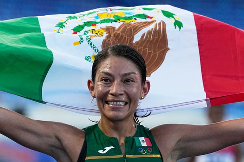 La mexicana Laura Galván festeja tras conquistar el oro en los 10.000 metros durante los Juegos Centroamericanos y del Caribe, el jueves 6 de agosto de 2026 (AP Foto/Fernando Vergara)