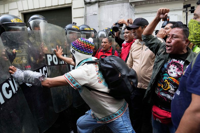 Manifestantes antigubernamentales intentan eludir a la policía antidisturbios que les bloquea el paso en la plaza San Martín durante una protesta contra las políticas económicas y sociales de la presidenta Dina Boluarte en Lima, Perú, el sábado 20 de septiembre de 2025. (Foto AP/Martín Mejía)
