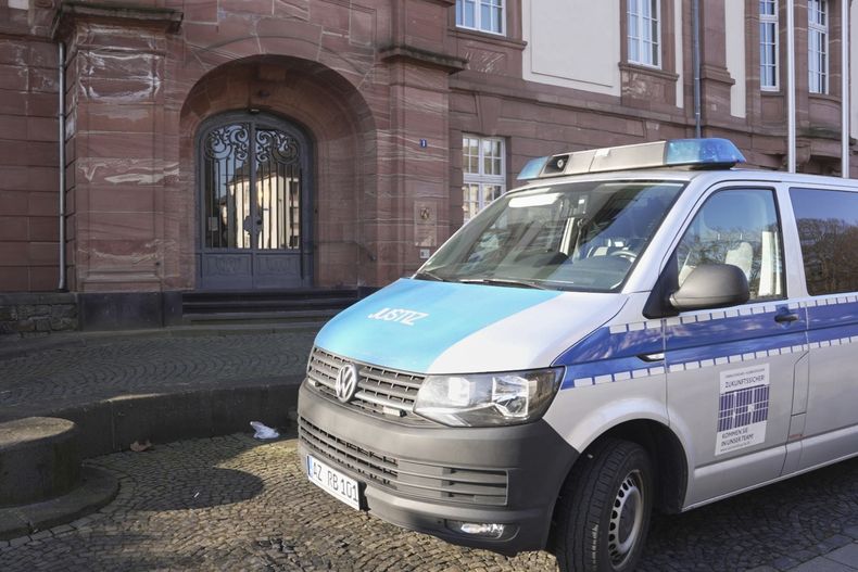 Una camioneta de transporte de reos, estacionada frente a la sede del Tribunal Regional Superior, tras la condena de cinco personas por conspirar para derrocar al gobierno en un golpe de Estado de ultraderecha y secuestrar al exministro de Salud, en Koblenz, Alemania. El jueves 6 de marzo de 2025. (Thomas Frey/dpa via AP)