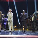 Yolanda Adams, de izquierda a derecha, Deborah Cox, Scott Hoying, Wayne Brady y Angelique Kidjo interpretan Bridge Over Trouble Water durante la 67ª entrega anual de los premios Grammy el domingo 2 de febrero de 2025 en Los Ángeles. (Foto AP/Chris Pizzello)