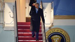 El presidente de Estados Unidos, Donald Trump, seguido por Elon Musk, llega en el Air Force One, el miércoles 19 de febrero de 2025 en la base conjunta Andrews, Maryland, tras regresar de Florida. (AP Foto/Mark Schiefelbein)