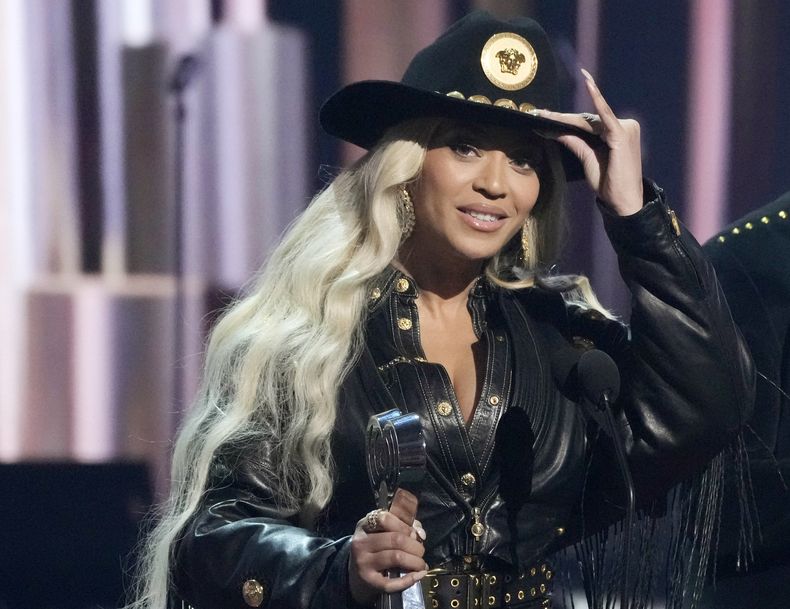 ARCHIVO - Beyonce, izquierda, acepta el premio Innovator en los iHeartRadio Music Awards, el 1 de abril de 2024, en el Teatro Dolby de Los Ángeles. (Foto AP/Chris Pizzello, archivo)