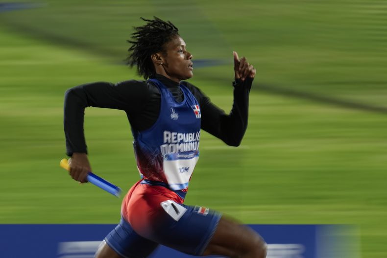 La dominicana Marileidy Paulino corre en el relevo 4x400 mixto del atletismo de los Juegos Panamericanos en Santiago, Chile, el lunes 30 de octubre de 2023. (AP Foto/Esteban Félix)