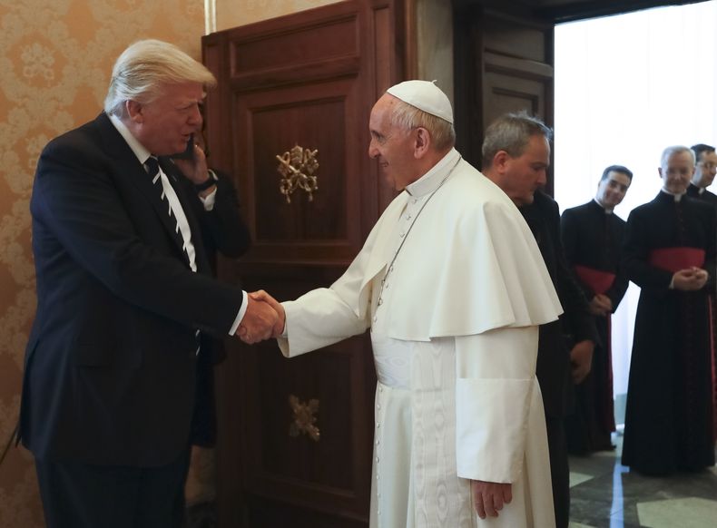 ARCHIVO - El papa Francisco saluda al presidente de Estados Unidos durante una audiencia privada en el Vaticano, el 24 de mayo de 2017. (AP Foto/Alessandra Tarantino, Pool, archivo)