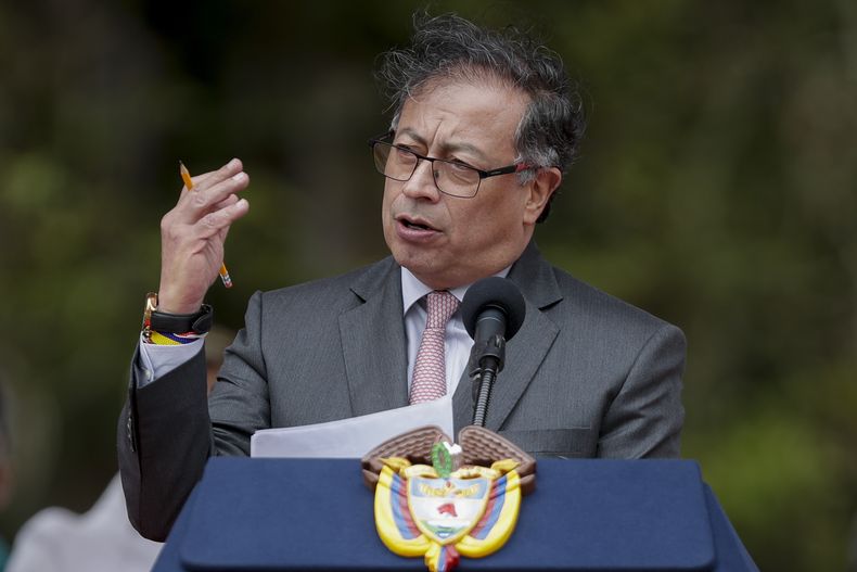 El presidente colombiano Gustavo Petro ofrece un discurso en el marco de una ceremonia que conmemoraba la batalla de Boyacá, que selló la independencia de Colombia de España, en Puente de Boyacá, Colombia, el lunes 7 de agosto de 2023. (Foto AP/Iván Valencia)