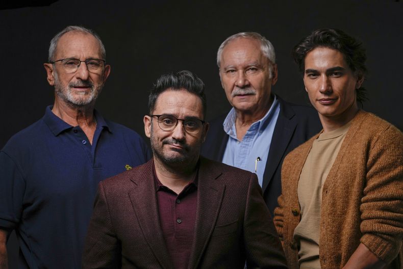 De izquierda a derecha, Gustavo Zerbino, el director J. A. Bayona, el escritor Pablo Vierci, y el actor Enzo Vogrincic posan para un retrato para promover la película La sociedad de la nieve el viernes 27 de octubre de 2023, en Los Ángeles. (Foto AP/Ashley Landis)