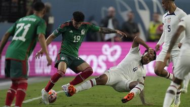Jorge Sánchez, de México, izquierda, y Weston McKennie, de Estados Unidos, disputan un balón durante la primera mitad de la semifinal de la Liga de Naciones de CONCACAF, el jueves 15 de junio de 2023, en Las Vegas. (AP Foto/John Locher)