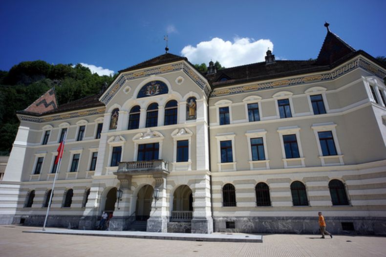 ARCHIVO - Una vista exterior del edificio de gobierno de Liechtenstein en Vaduz, Liechtenstein, el 18 de agosto de 2023. (AP Foto/Michael Sohn, Archivo)