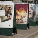 Carteles de películas afuera del hotel Excelsior antes del Festival de Cine de Venecia en Venecia, Italia, el martes 26 de agosto de 2025. (Foto Alessandra Tarantino/Invision/AP)