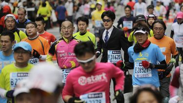 americateve | Un corredor vestido de ejecutivo, con traje, corbata y malet&iacute;n, participa en el Marat&oacute;n de Tokio, el domingo 23 de febrero de 2014. La prueba fue ganada por los africanos en ambas ramas. En la masculina se coron&oacute; el keniano Dickson Ch