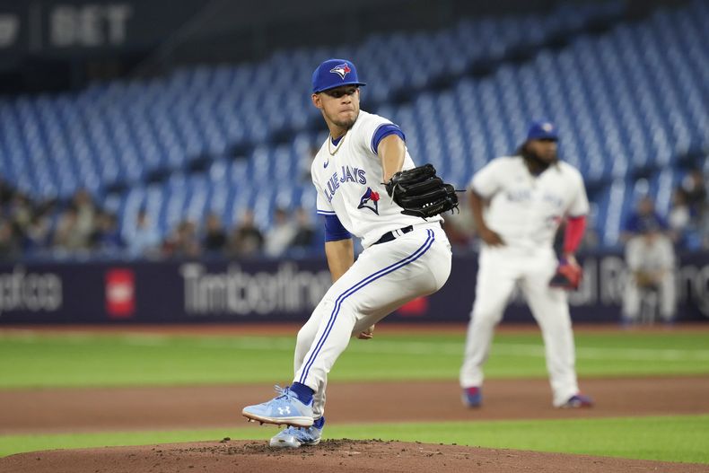 El abridor de los Azulejos de Toronto José Berríos trabaja la primera entrada frente a los medias Blancas de Chicago el martes 25 de abril del 2023. (Chris Young/The Canadian Press via AP)