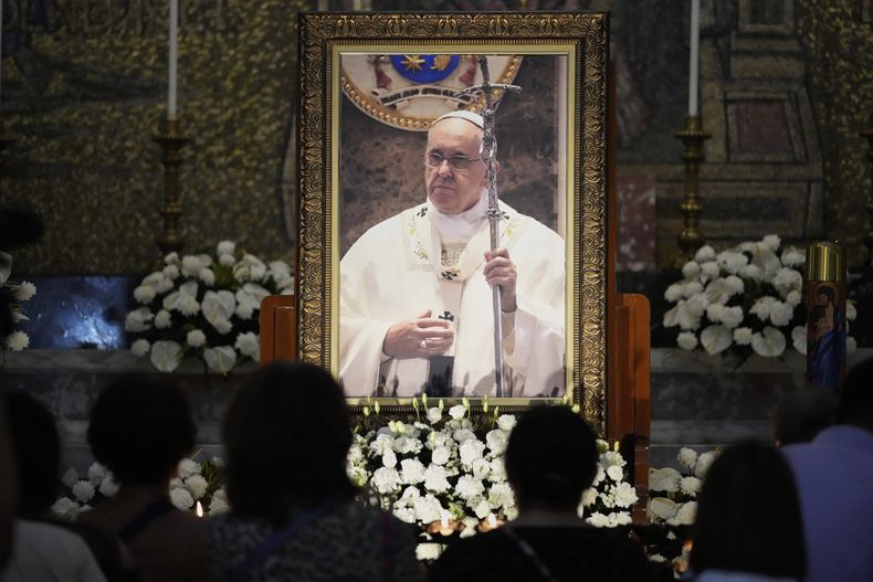 Católicos encienden velas frente a un retrato del fallecido papa Francisco en la Catedral de Manila, en Manila, Filipinas, el 22 de abril de 2025. (AP Foto/Aaron Favila)