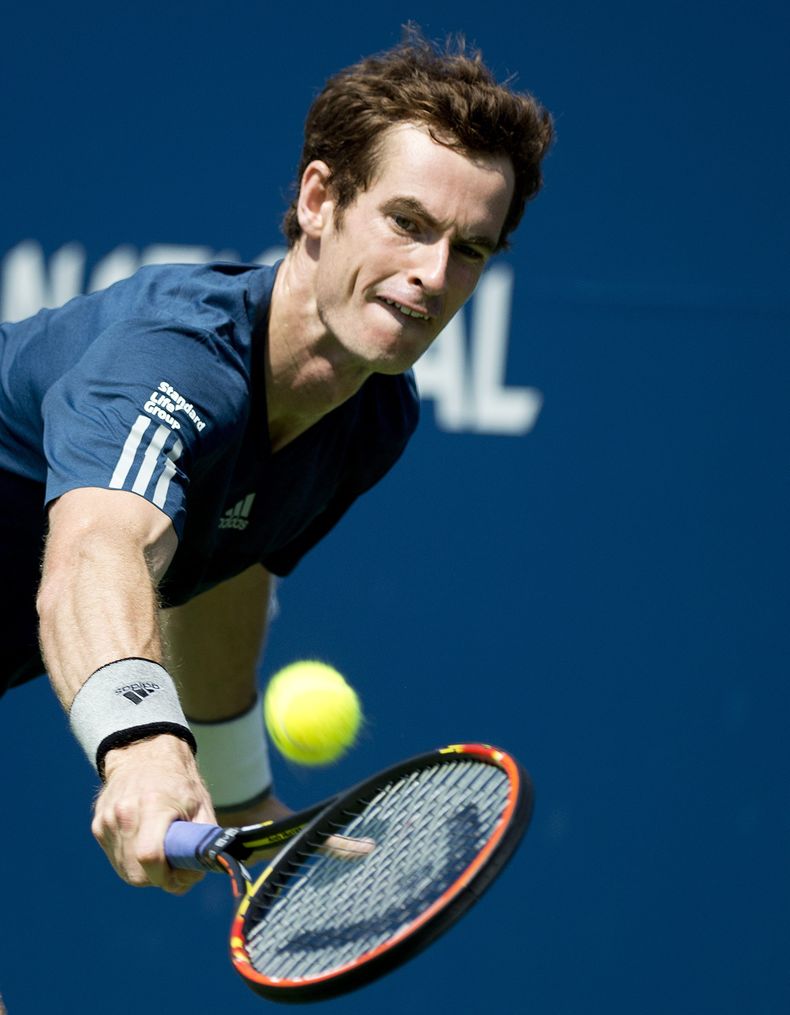 El brit&aacute;nico Andy Murray devuelve una pelota ante el australiano Nick Kyrgios en el torneo de Toronto el mi&eacute;rcoles, 6 de agosto de 2014. (AP Photo/The Canadian Press, Nathan Denette)