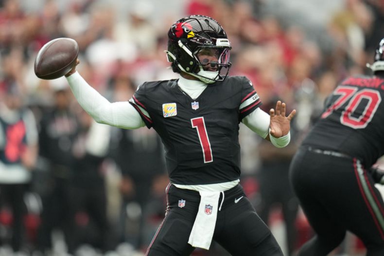 ARCHIVO - Foto del 5 de octubre del 2025, el quarterback de los Cardinals de Arizona Kyler Murray lanza el balón en el encuentro ante los Titans de Tennessee. (AP Foto/Rick Scuteri, Archivo)