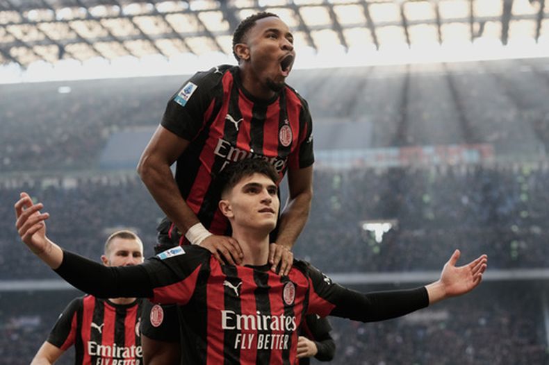 Davide Bartesaghi del AC Milan celebra con su compañero Christopher Nkunku tras anotar en el encuentro ante el Sassuolo en la Serie A el domingo 15 de diciembre del 2025. (AP Foto/Luca Bruno)