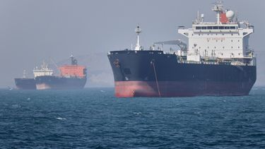 Petroleros anclados en el estrecho de Ormuz, frente a Bandar Abbas, Irán, el sábado 2 de mayo de 2026. (Amirhosein Khorgooi/ISNA vía AP)
