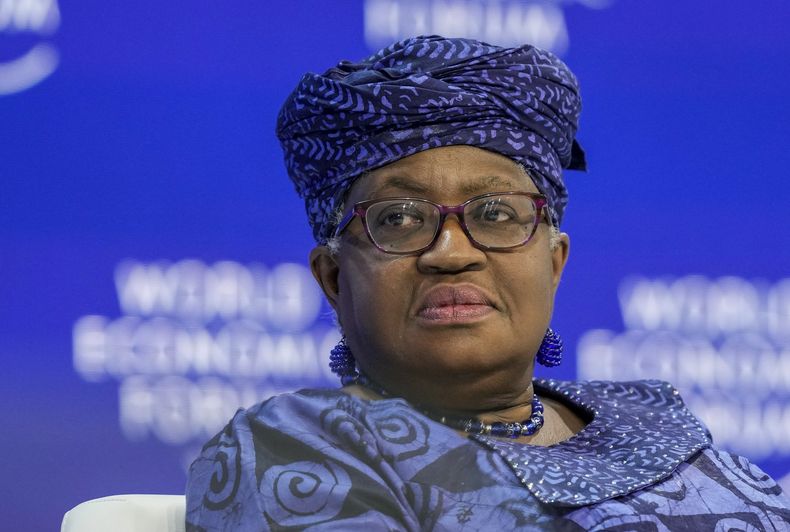 Ngozi Okonjo-Iweala, directora general de la Organización Mundial del Comercio, participa en un panel del Foro Económico Mundial en Davos, Suiza, el 17 de enero de 2024. (Foto AP/Markus Schreiber, Archivo)