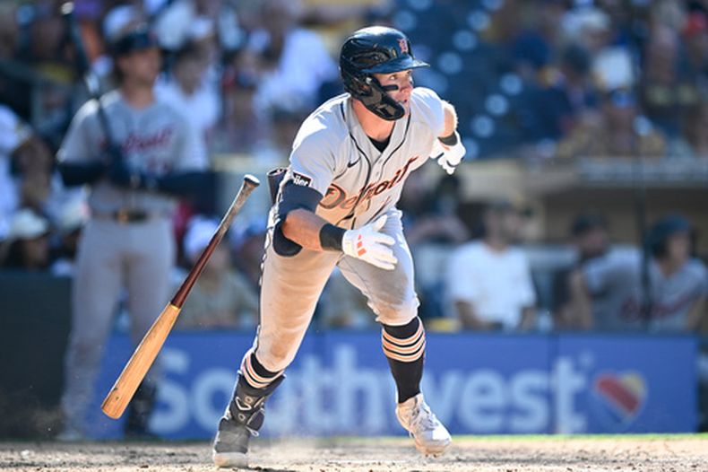 Kevin McGonible, de los Tigres de Detroit, pega un sencillo en el juego inaugural de la campaña contra los Padres de San Diego, el jueves 26 de marzo de 2026 (AP Foto/Denis Poroy)