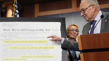 El líder de la minoría en el Senado, el congresista demócrata Chuck Schumer, habla en conferencia de prensa sobre el proyecto de ley del presidente Donald Trump, el miércoles 4 de junio de 2025, en el Capitolio, en Washington. (AP Foto/Julia Demaree Nikhinson)