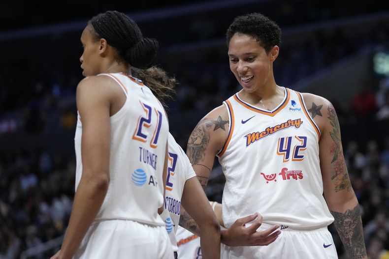 La jugadora del Mercury de Phoenix Brittney Griner (42) celebra una falta con una compañera durante la primera mitad del juego de la WNBA que enfrentó a su equipo con los Sparks de Los Ángeles, en Los Ángeles, el 19 de mayo de 2023. (AP Foto/Ashley Landis)