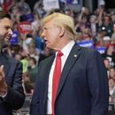 El candidato presidencial y expresidente republicano, Donald Trump, y el candidato a la vicepresidencia, el senador JD Vance, representante de Ohio, llegan a un mitin de campaña el sábado 20 de julio de 2024, en Grand Rapids, Michigan. (AP Foto/Evan Vucci)