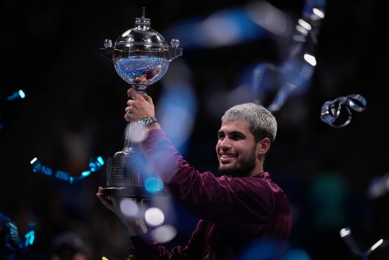 El ganador, el español Carlos Alcaraz, posa con el trofeo después del partido de la final masculina contra el estadounidense Taylor Fritz en el torneo de tenis ATP 500 de Tokio en el Ariake Coliseum, en Tokio, Japón, el martes 30 de septiembre de 2025. (AP Photo/Louise Delmotte)