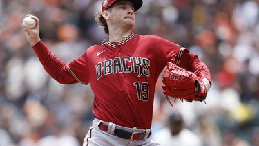 El abridor de los Diamondbacks de Arizona Ryne Nelson lanza en la primera entrada del encuentro ante los Gigantes de San Francisco el domingo 25 de junio del 2023. (AP Foto/Jed Jacobsohn)