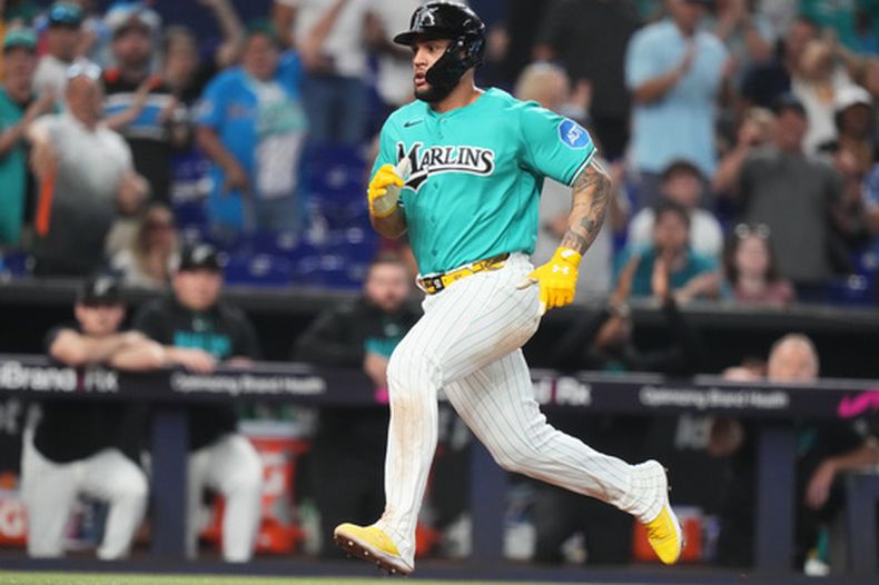 El dominicano Agustín Ramírez de los Marlins de Miami corre para anotar en un hit de Xavier Edwards en la sexta entrada ante los Nacionales de Washington el domingo 23 de agosto del 2026. (AP Foto/Lynne Sladky)