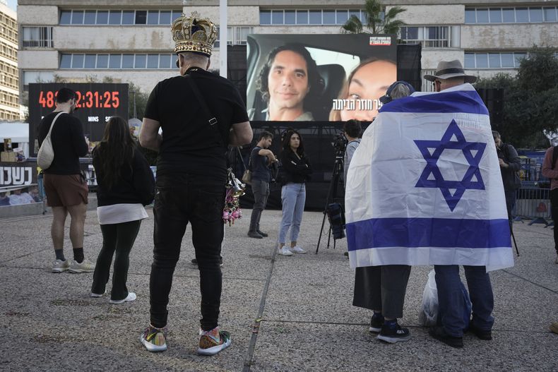 Israelíes observan una transmisión de la liberación de los israelíes Ofer Kalderon, de 53 años, y Yarden Bibas, de 34, y el estadounidense-israelí Keith Siegel, de 65 años, como parte de un alto el fuego en la Franja de Gaza, en Tel Aviv, Israel, el sábado 1 de febrero de 2025. (Foto AP/Oded Balilty)