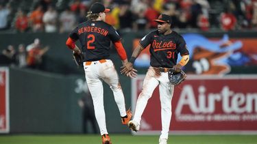 Gunnar Henderson (2) y Cedric Mullins (31) celebran la victoria de los Orioles de Baltimore ante los Azulejos de Toronto, el lunes 28 de julio de 2025, en Baltimore. (AP Foto/Stephanie Scarbrough)