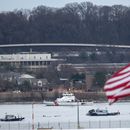 Botes de la policía y de la Guardia Costera navegan cerca de los restos de un avión y un helicóptero que cayeron al río Potomac, en una toma desde el Aeropuerto Nacional Ronald Reagan de Washington, el jueves 30 de enero de 2025, en Arlington, Virginia. (AP Foto/José Luis Magaña)