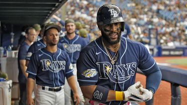El cubano Yandy Díaz festeja su jonrón de tres carreras ante los Cerveceros de Milwaukee, el sábado 20 de mayo de 2023 (AP Foto/Chris OMeara)