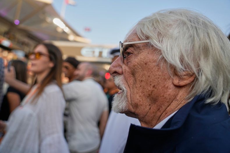 ARCHIVO - En esta fotografía de archivo del 7 de diciembre de 2025, el ex director de la Fórmula 1, Bernie Ecclestone, de pie en la parrilla de salida antes del Gran Premio de Fórmula 1 de Abu Dabi en Abu Dabi, Emiratos Árabes Unidos. (Foto AP/Darko Bandic, Archivo)