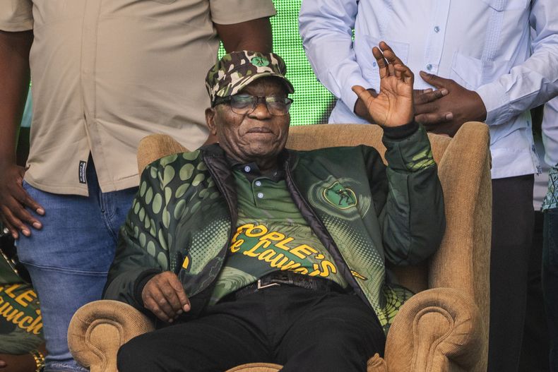 El expresidente de Sudáfrica Jacob Zuma saluda a seguidores en un acto el estadio Orlando en el municipio de Soweto, Johannesburgo, Sudáfrica, para presentar el programa de su nuevo partido uMkhonto weSizwe (MK) el sábado 18 de mayo de 2024. Zuma no puede presentarse como candidato al Parlamento en las elecciones nacionales de la semana que viene debido a una condena penal previa, según determinó el lunes la corte más alta del país en una decisión que probablemente aumentaría las tensiones políticas antes de una votación decisiva. (AP Foto/Jerome Delay)