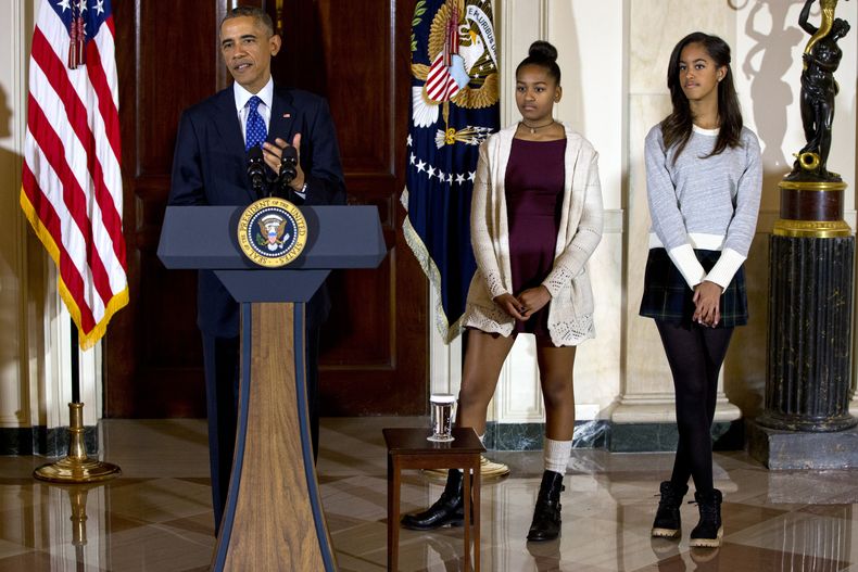 ARCHIVO - El presidente Barack Obama junto a sus hijas Malia (derecha) y Sasha, habla en en la Casa Blanca durante la tradicional ceremonia de Acci&oacute;n de Gracias en que el mandatario le perdona la vida a un pavo, en una foto del 26 de noviembre de 2
