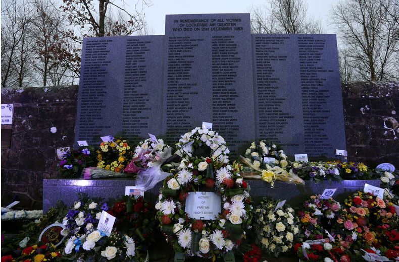 Ofrendas florales son colocadas en un monumento dedicado a las v&iacute;ctimas del vuelo 103 de Pan Am en el cementerio Dryfesdale, cerca de Lockerbie, Escocia, el s&aacute;bado 21 de diciembre de 2013. En esta fecha se cumple el 25 aniversario de aquel a