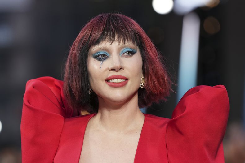 Lady Gaga posa para los fotógrafos a su llegada al estreno de la película Joker: Folie A Deux el miércoles 25 de septiembre de 2024 en Londres.(Foto Scott A Garfitt/Invision/AP)