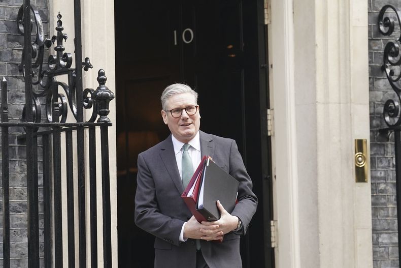 El primer ministro británico Sir Keir Starmer sale de 10 Downing Street, Londres, para asistir a una sesión de preguntas en el Parlamento, el miércoles 5 de marzo de 2025. (Stefan Rousseau/PA vía AP)