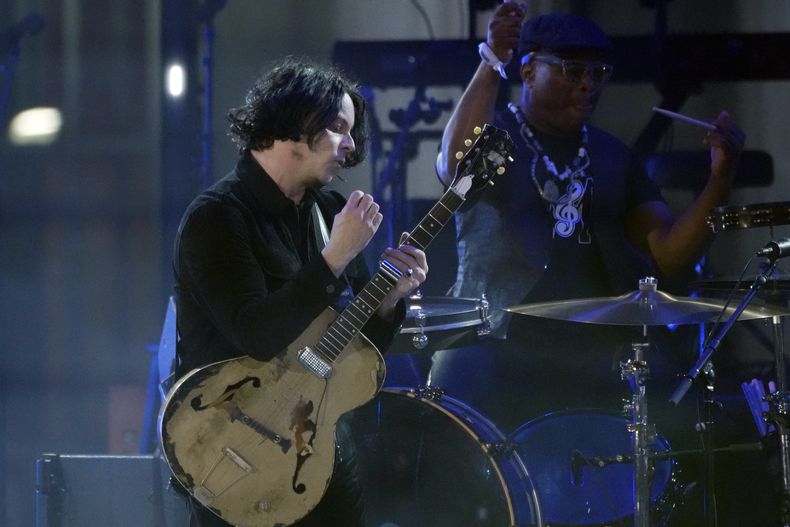 Jack White durante su presentación en el concierto Live From Detroit: The Concert at Michigan Central el jueves 6 de junio de 2024 en Detroit. (Foto AP/Carlos Osorio)