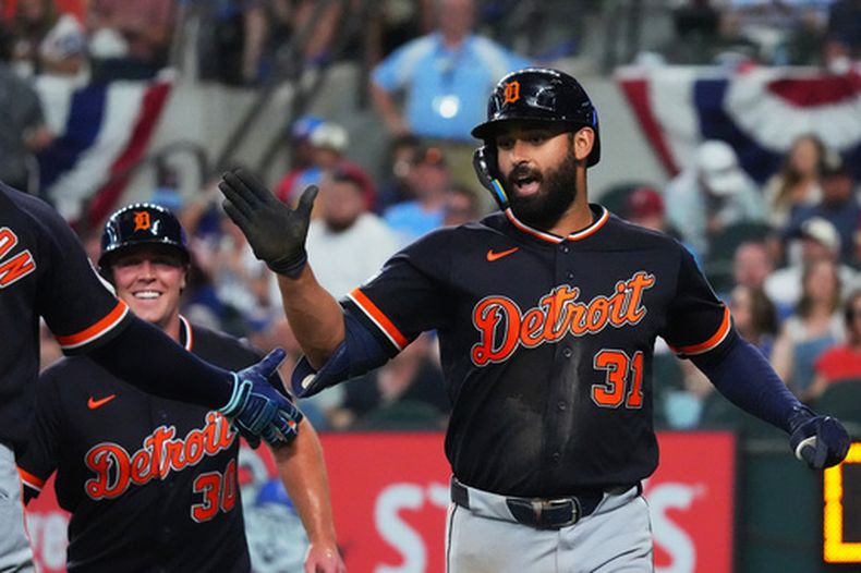 Riley Greene (31), de los Tigres de Detroit, celebra su cuadrangular durante la cuarta entrada del juego de béisbol de Grandes Ligas contra los Rangers de Texas el somingo 5 de julio de 2026, en Arlington, Texas. (AP Foto/LM Otero)