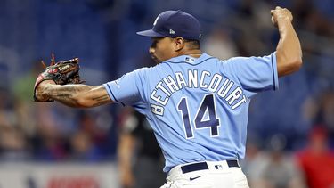 Rays ganan con Bethancourt como receptor, bateador y pitcher
